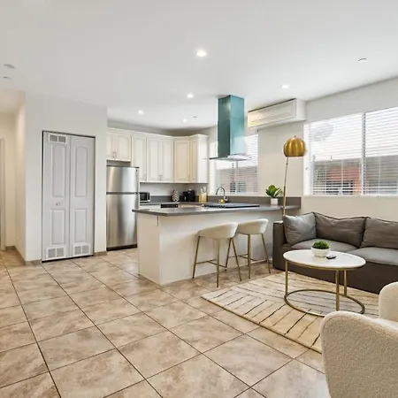 Blue Palm Hollywood Apartment